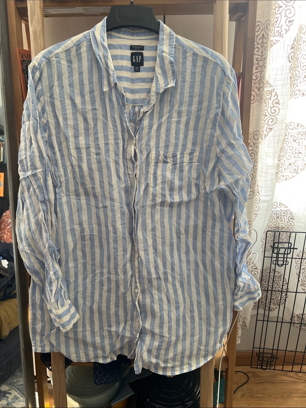 GAP Men's Light Blue and White Vertical Stripe Button-Down Shirt